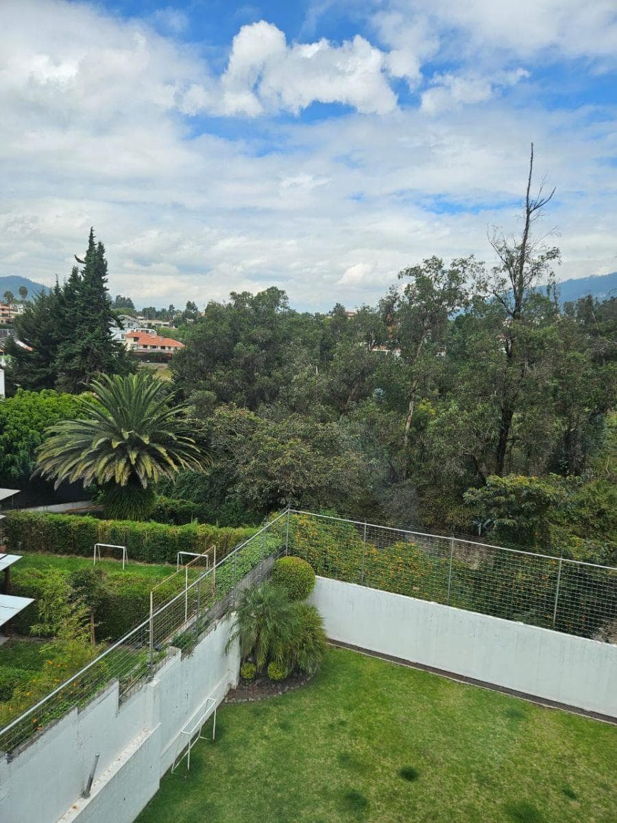 Cumbaya, Cerca de Usfq,, 3 Dorm., Linda Vista. Conjunto Cerrado, Piscina, Seguridad 24/7 — imagen 2