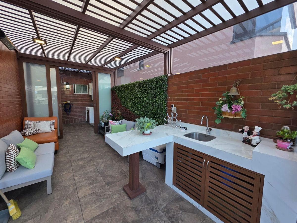 Departamento 3 Dorm. y Estudio con Patio Privado Bbq, 3 Parqueaderos en Granda Centeno. Provincia de Pichincha — imagen 7