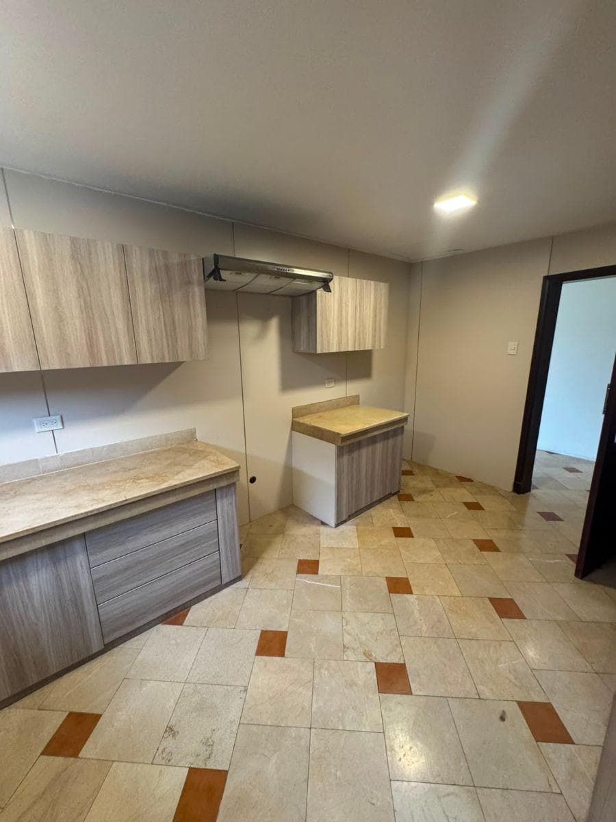 Amplio Departamento Zona Cerrada con Garaje, Kennedy Nueva/ Venta, Guayas — imagen 4