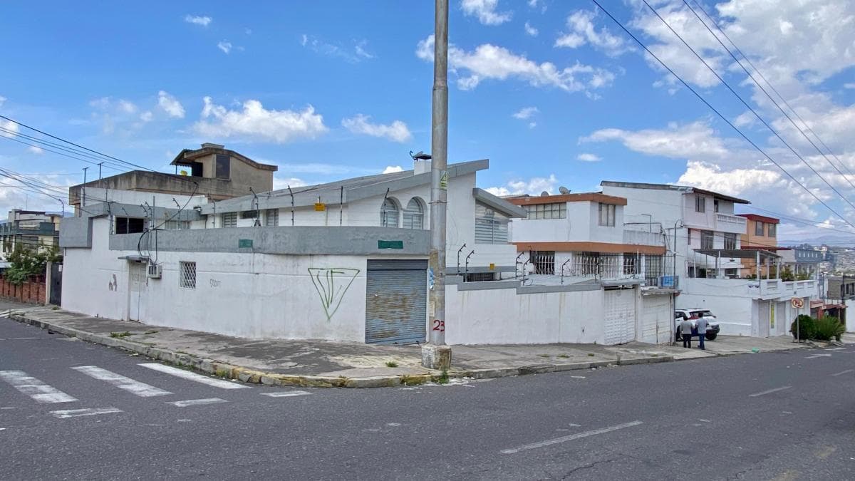 Casa de Venta Remodelada Norte de Quito (Casa - Dos Suites - Local Comercial) — imagen 1