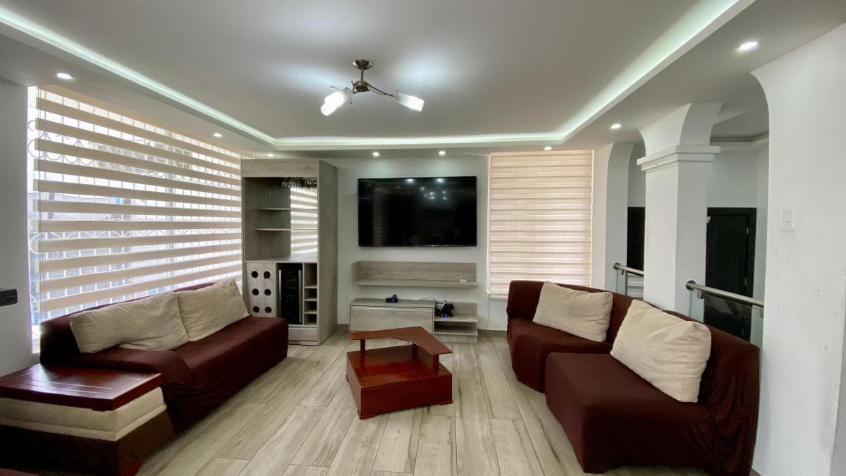 Casa de Venta Remodelada Norte de Quito (Casa - Dos Suites - Local Comercial) — imagen 9
