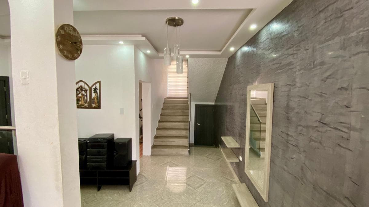 Casa de Venta Remodelada Norte de Quito (Casa - Dos Suites - Local Comercial) — imagen 3