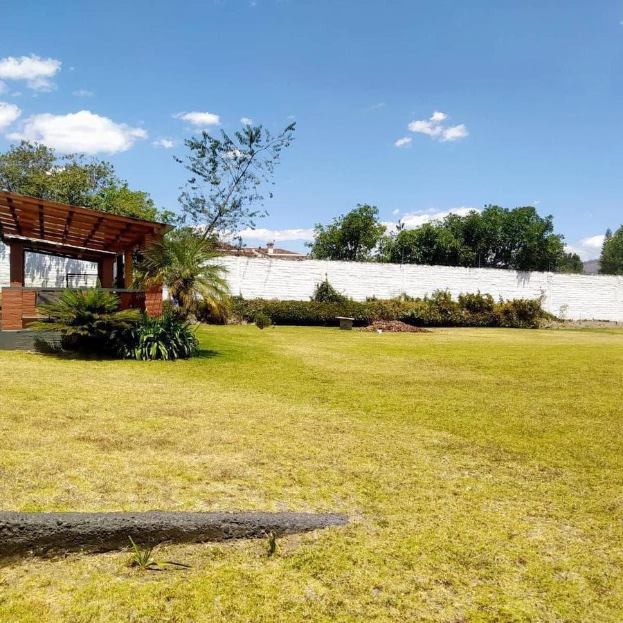 Casa con Terreno en Venta - Zona Estratégica de Tumbaco — imagen 1
