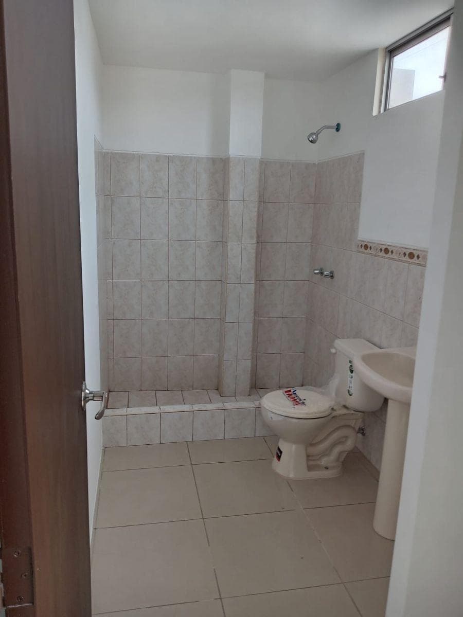 Casa en Venta en Urb. Cataluña – Vía Samborondón–salitre, 3 Dorm. (Wy), Guayas — imagen 4