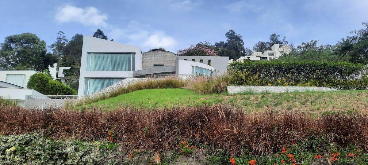 Vendo Casa de 550 m en Urbanización Segura en Cumbaya — imagen 1