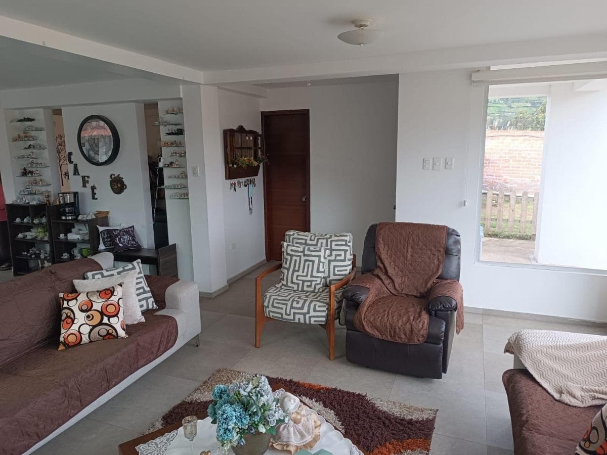 Casa con 1000 m² de Terreno y 4 Dorm. en Venta en Sur de Riobamba, Chimborazo — imagen 5
