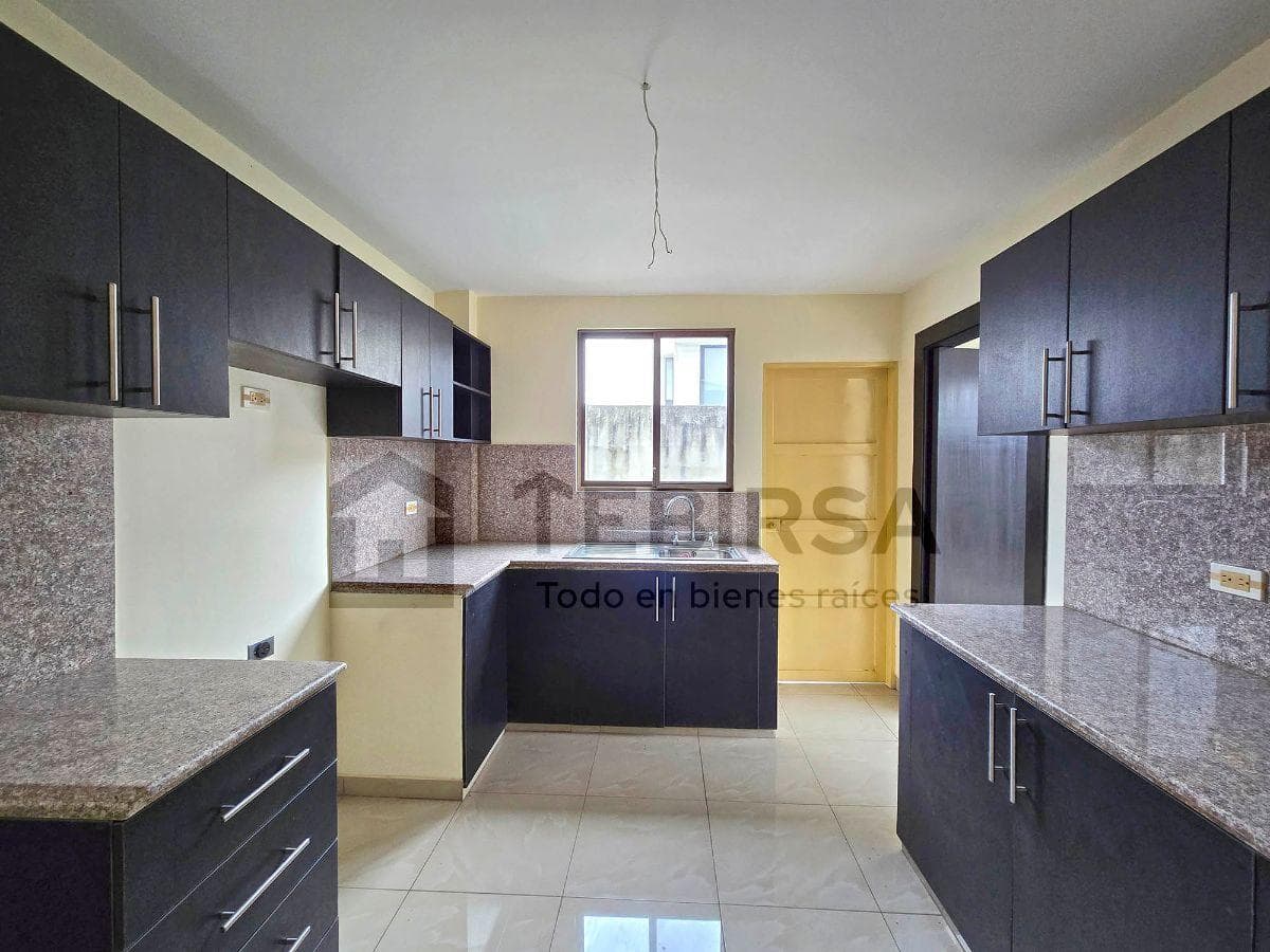 Casa Esquinera en Venta, 3 Dorm. y Jacuzzi - Urbanización Mallorca Village, Guayas — imagen 9