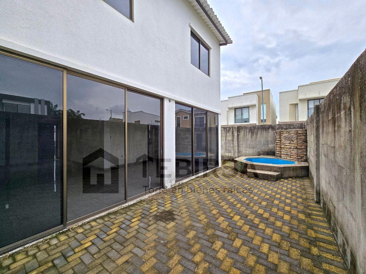 Casa Esquinera en Venta, 3 Dorm. y Jacuzzi - Urbanización Mallorca Village, Guayas — imagen 8