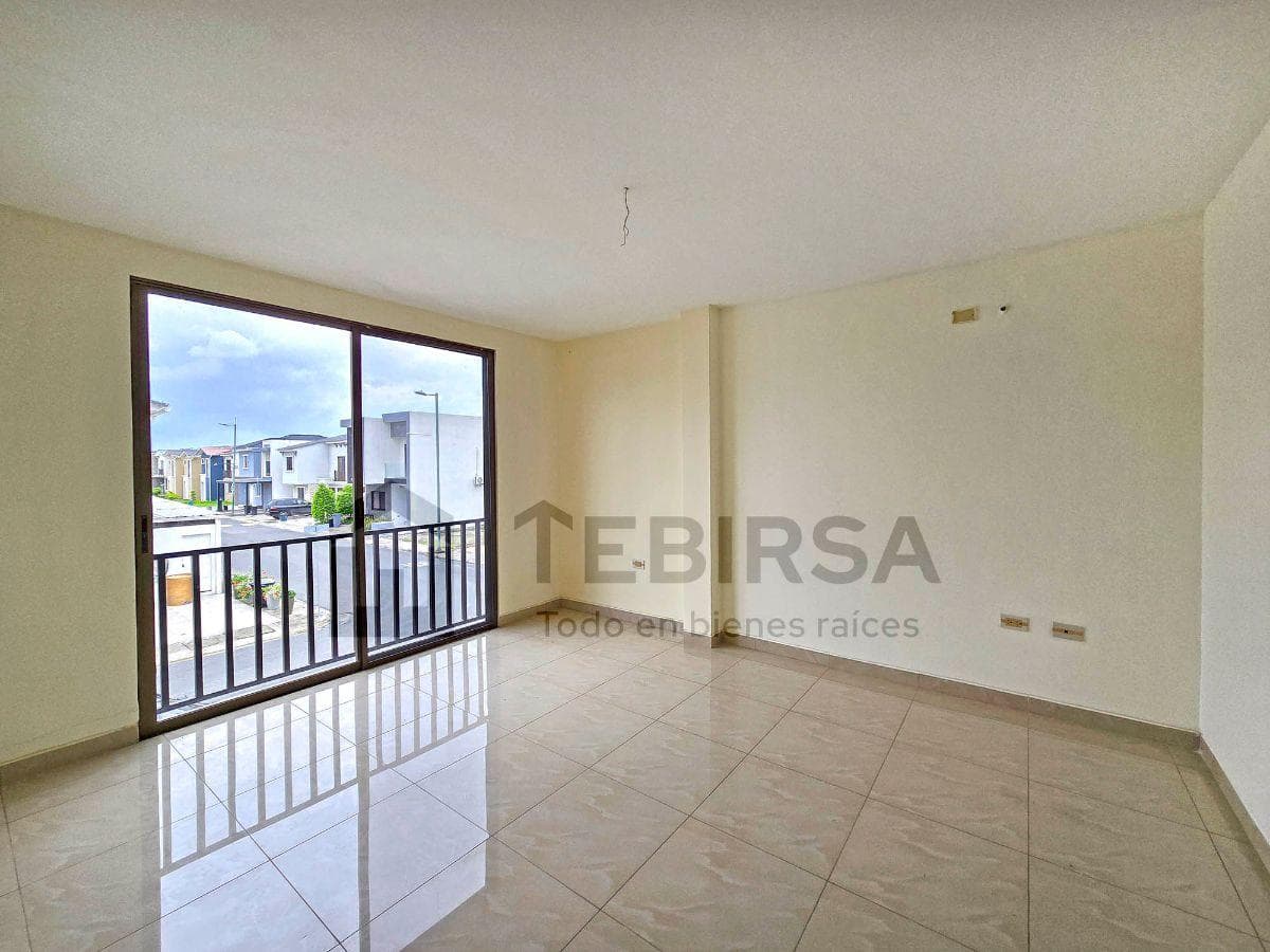 Casa Esquinera en Venta, 3 Dorm. y Jacuzzi - Urbanización Mallorca Village, Guayas — imagen 7