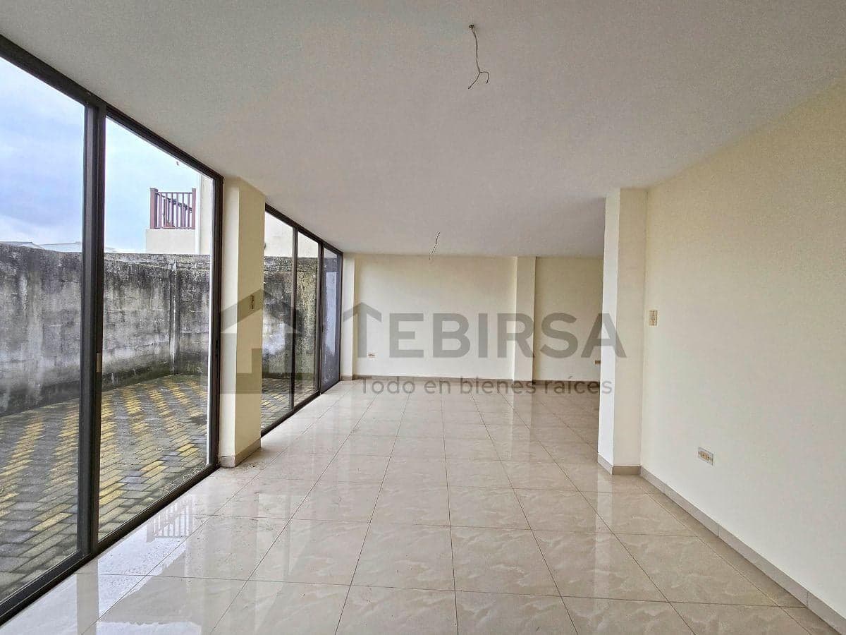 Casa Esquinera en Venta, 3 Dorm. y Jacuzzi - Urbanización Mallorca Village, Guayas — imagen 4