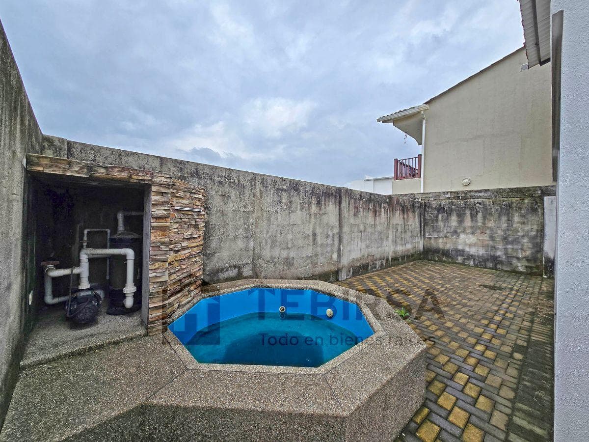 Casa Esquinera en Venta, 3 Dorm. y Jacuzzi - Urbanización Mallorca Village, Guayas — imagen 2
