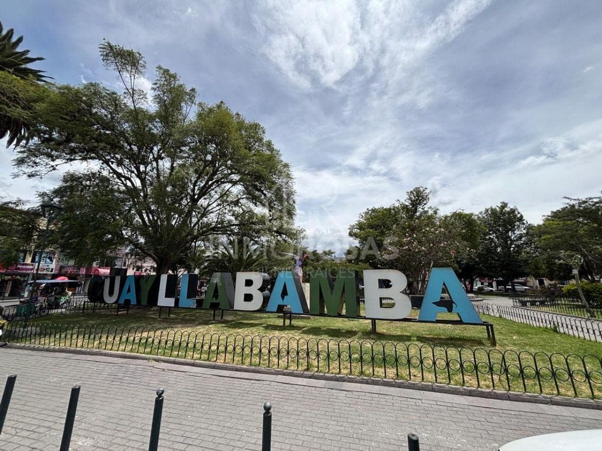 Hermoso Terreno $179.900 Excelente Ubicación 1.446,76 m² Zona Céntrica por La Av Simón Bolivar — imagen 1