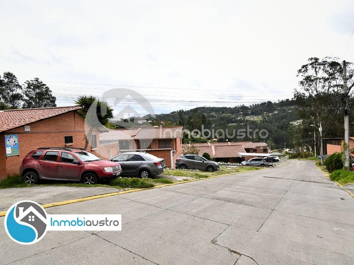 Miravalle, Venta de Casa con Amplio Patio, Azuay — imagen 1