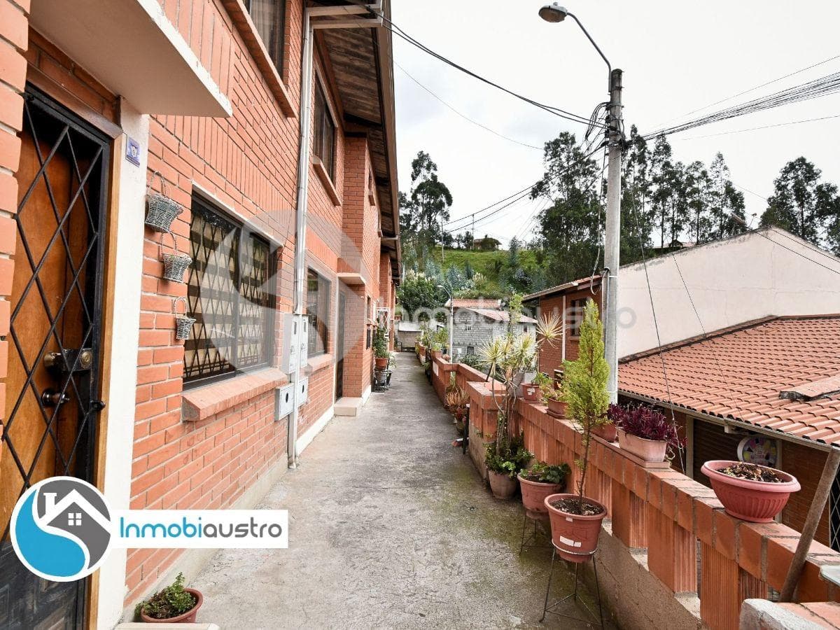 Miravalle, Venta de Casa con Amplio Patio, Azuay — imagen 9