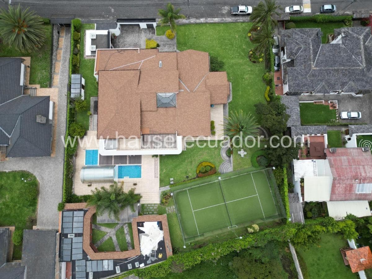 Casa Moderna en Cumbayá con Piscina, Cancha de Pádel, Gimnasio y 4 Hectáreas de Bosque Privado — imagen 10