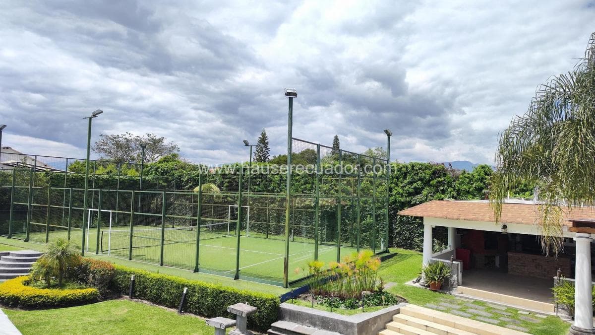 Casa Moderna en Cumbayá con Piscina, Cancha de Pádel, Gimnasio y 4 Hectáreas de Bosque Privado — imagen 9