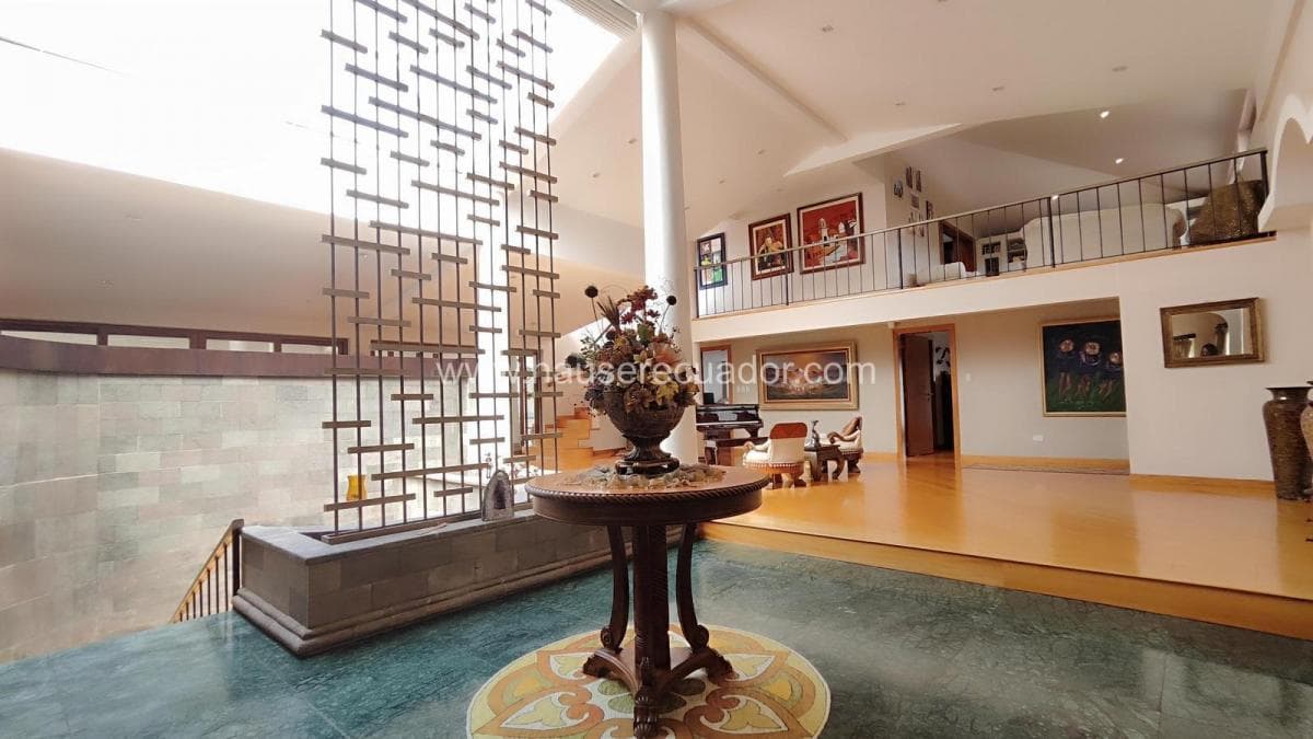 Casa Moderna en Cumbayá con Piscina, Cancha de Pádel, Gimnasio y 4 Hectáreas de Bosque Privado — imagen 2
