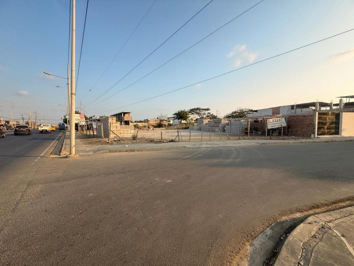Terreno con Alto Potencial en Zona de Ato Trafico Vehicular. Manabí — imagen 3