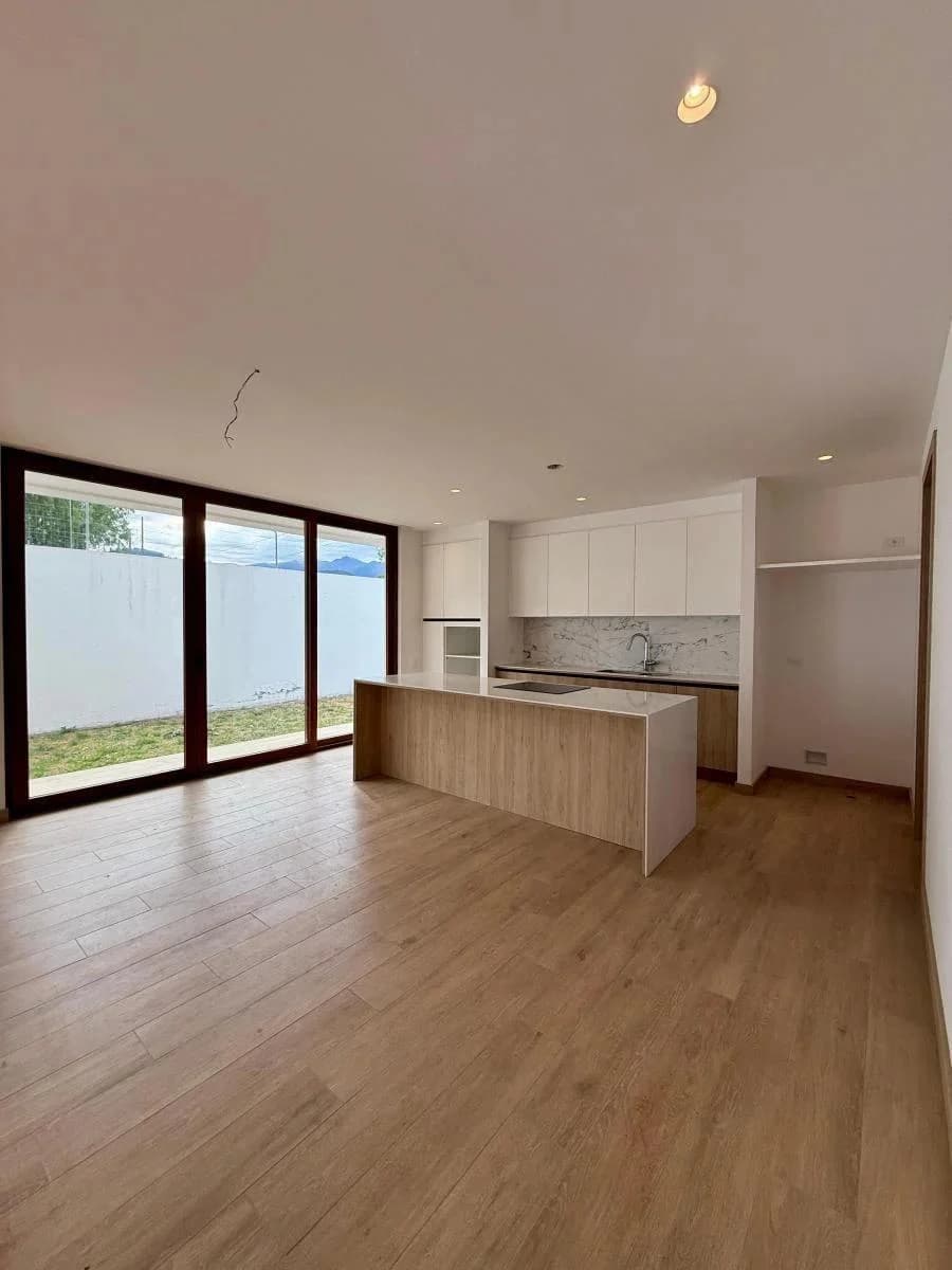 Casa por Estrenar de 3 Habitaciones - en Venta - Tumbaco - 220 m² — imagen 1