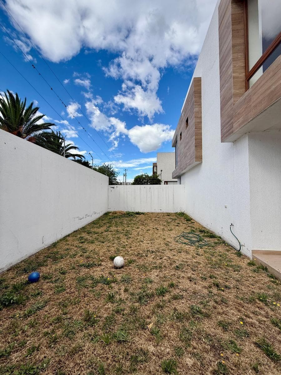 Casa por Estrenar de 3 Habitaciones - en Venta - Tumbaco - 220 m² — imagen 9