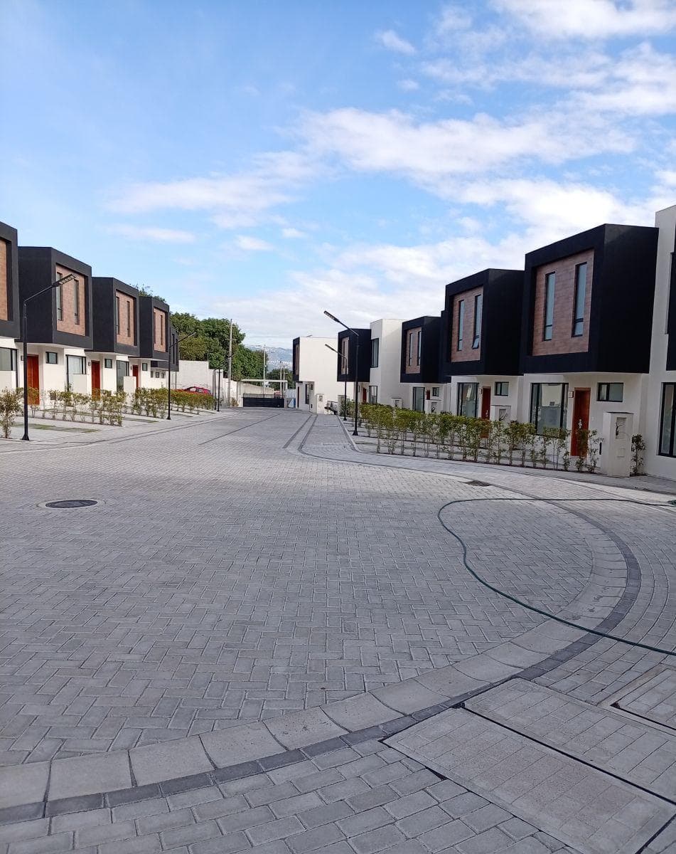 Innovocasa Vende Casas de Lujo en Conjunto, Sector Tumbaco, Santa Rosa — imagen 1