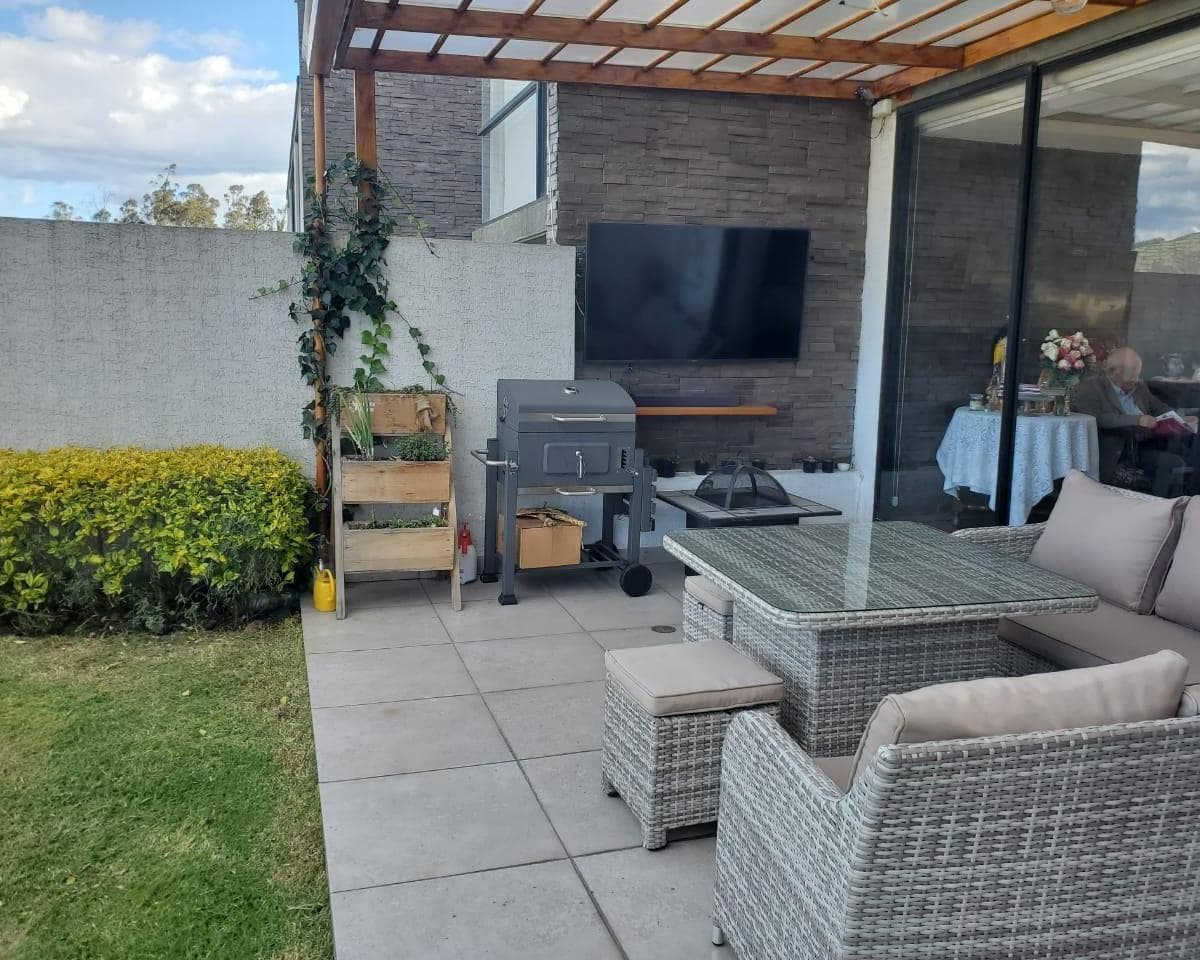 Vendo Linda y Amplia Casa - Cumbaya — imagen 1