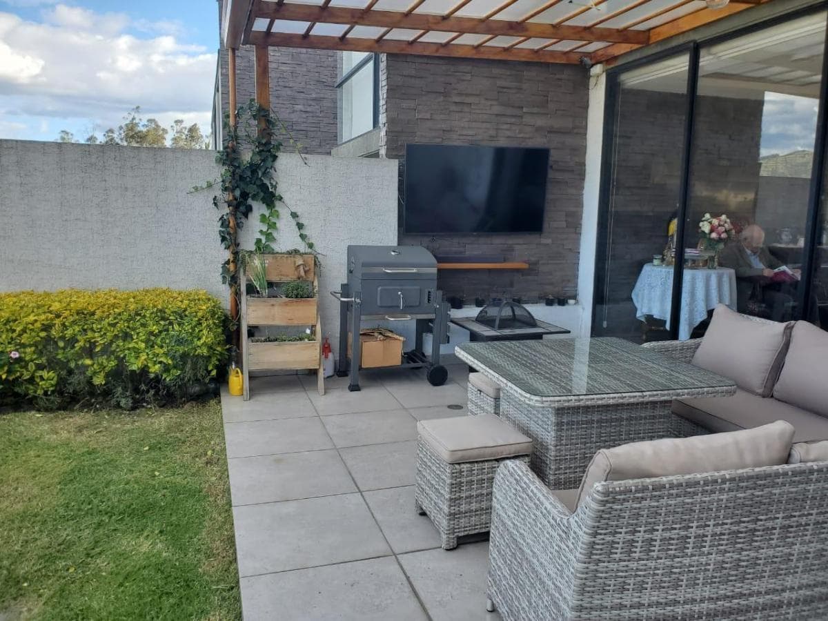Vendo Linda y Amplia Casa - Cumbaya — imagen 8