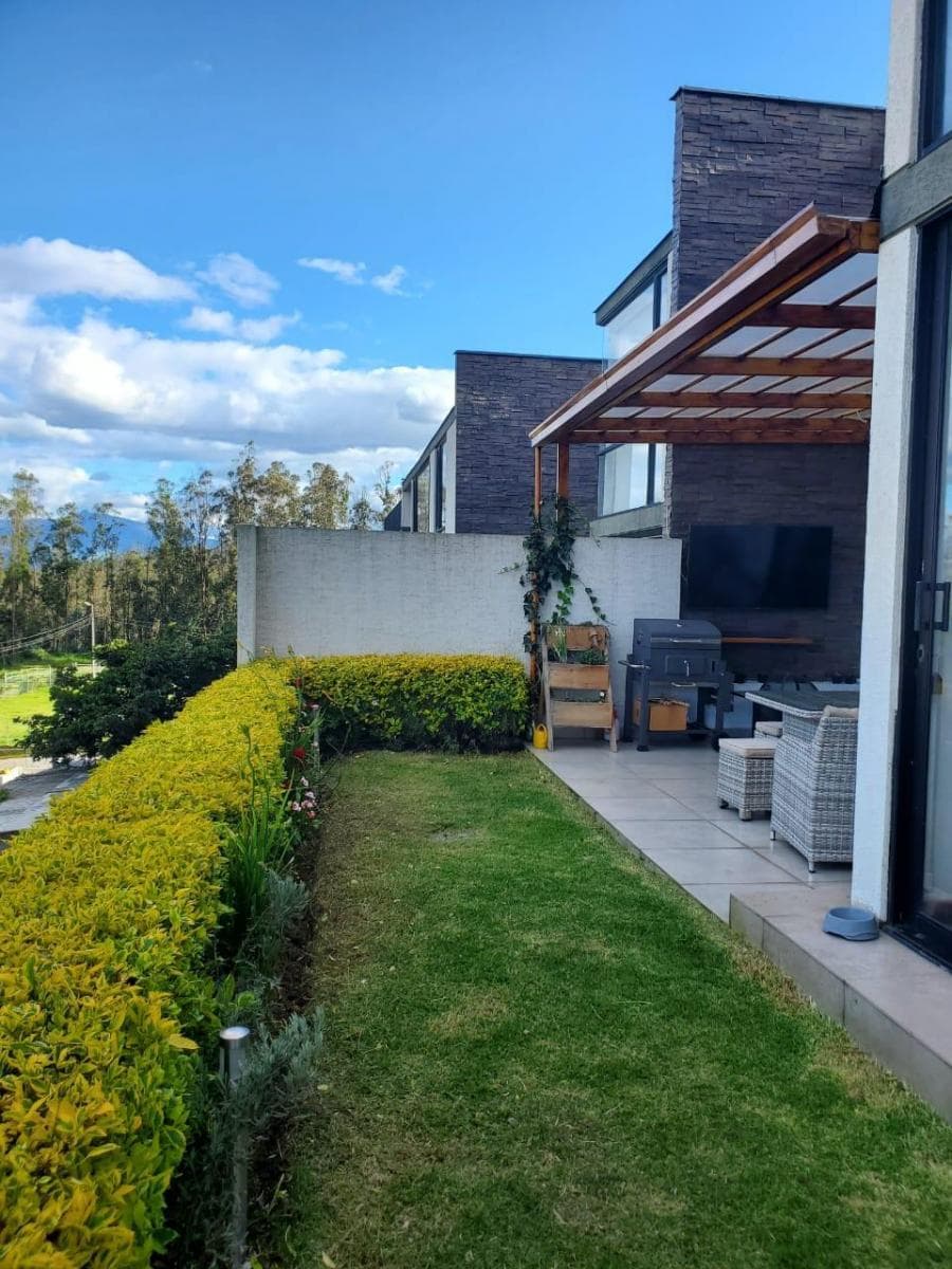 Vendo Linda y Amplia Casa - Cumbaya — imagen 4