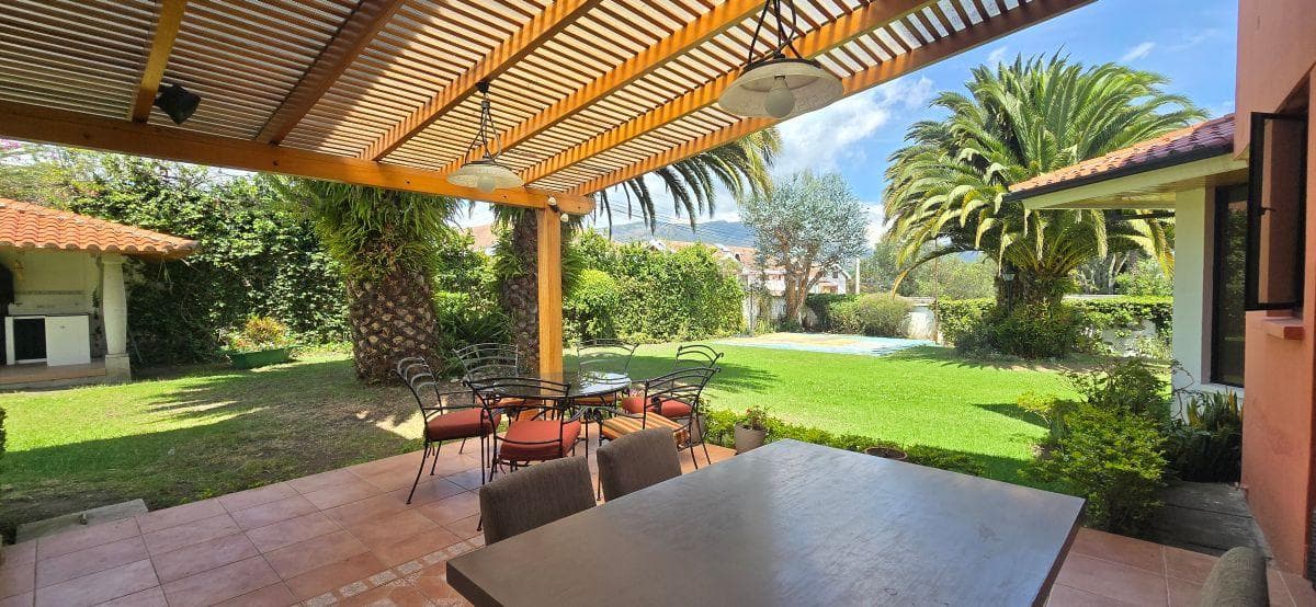 Venta, Cumbayá, Propiedad con Amplio Jardín, Oportunidad! — imagen 1