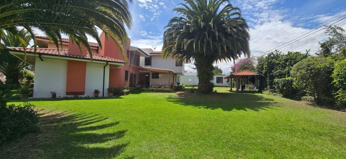 Venta, Cumbayá, Propiedad con Amplio Jardín, Oportunidad! — imagen 9