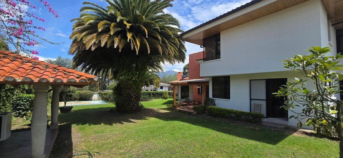 Venta, Cumbayá, Propiedad con Amplio Jardín, Oportunidad! — imagen 8