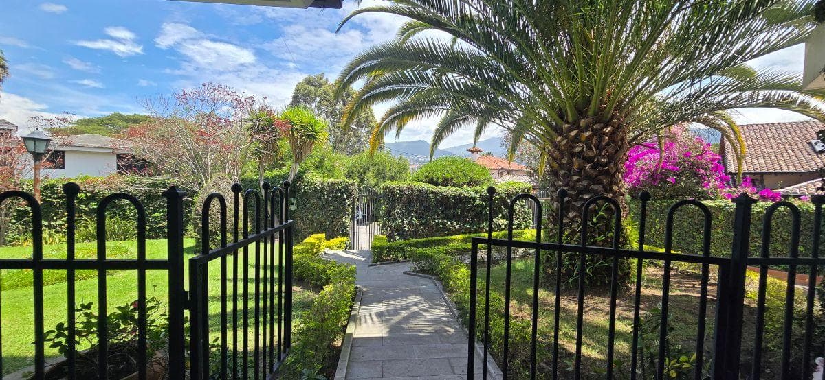 Venta, Cumbayá, Propiedad con Amplio Jardín, Oportunidad! — imagen 4