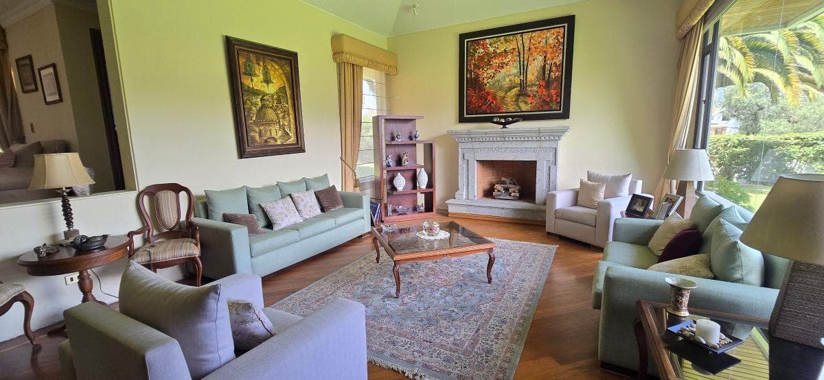 Venta, Cumbayá, Propiedad con Amplio Jardín, Oportunidad! — imagen 3
