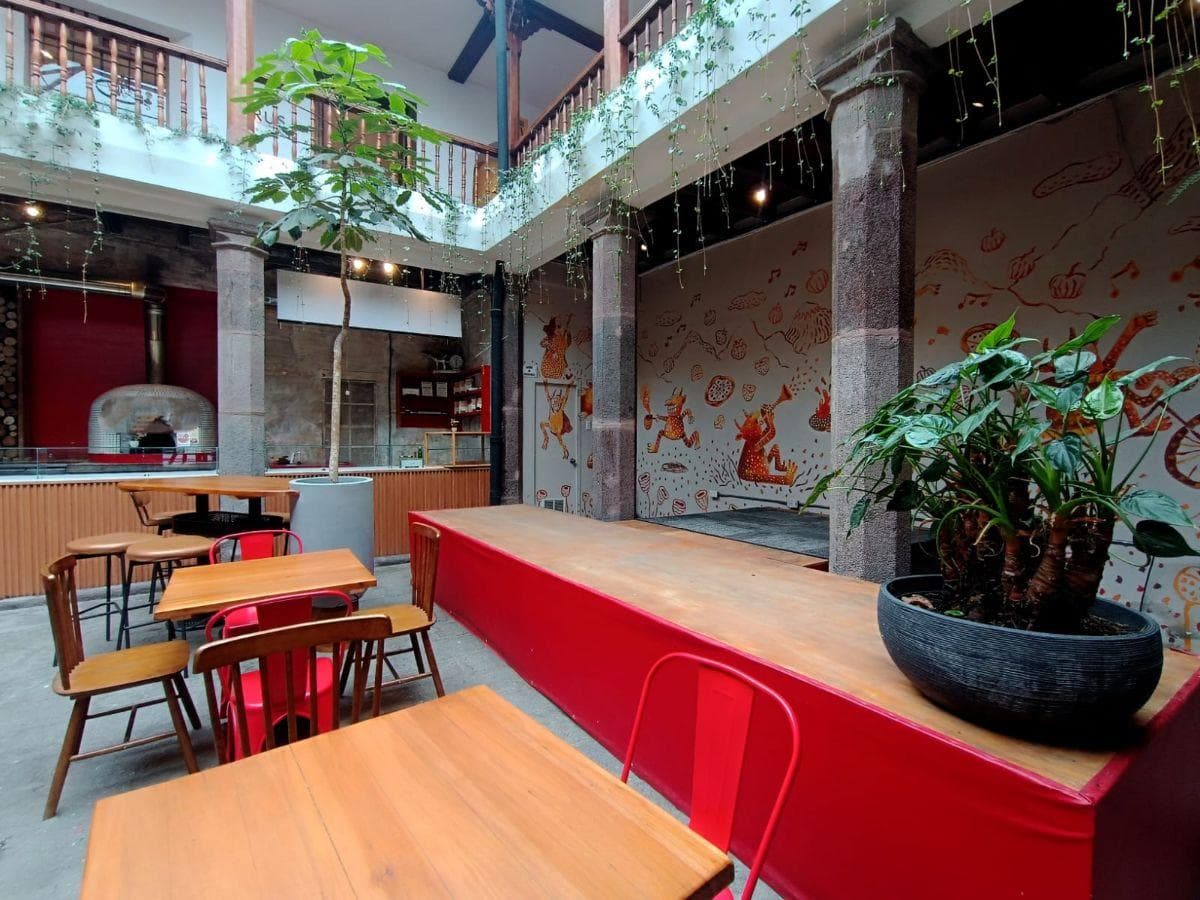Bar Restaurante, Marca Posicionada en Quito, Plaza San Francisco — imagen 4