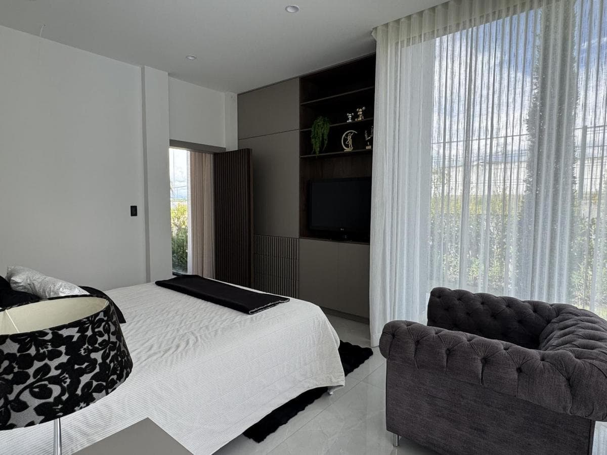 Venta Casa de Lujo 4 Dorm. en Tumbaco Sector La Cerámica - Quito — imagen 2