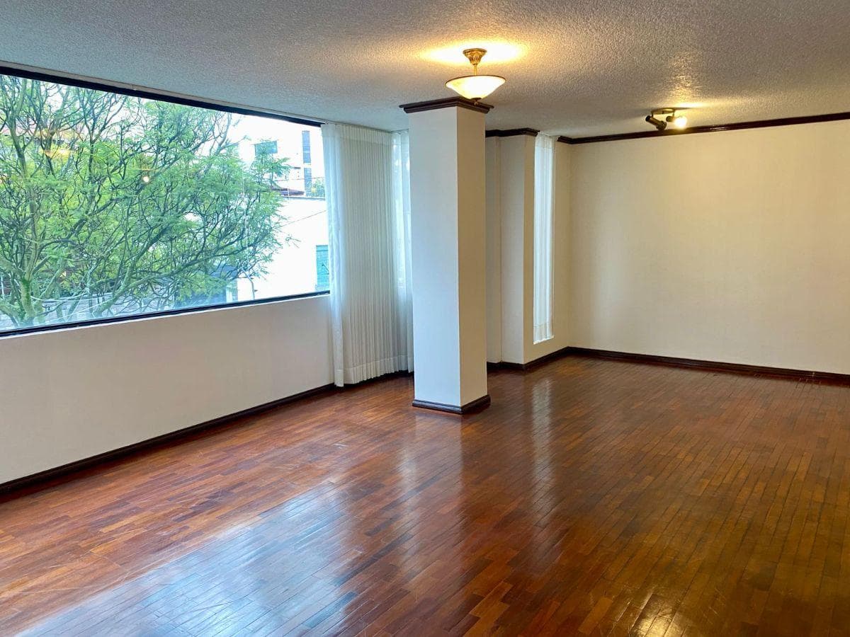 Venta de Departamento de Tres Dorm., Dos Parqueaderos, Sector Solca — imagen 10