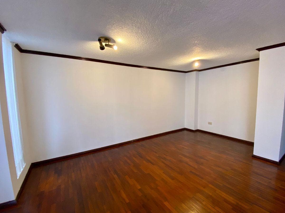 Venta de Departamento de Tres Dorm., Dos Parqueaderos, Sector Solca — imagen 9