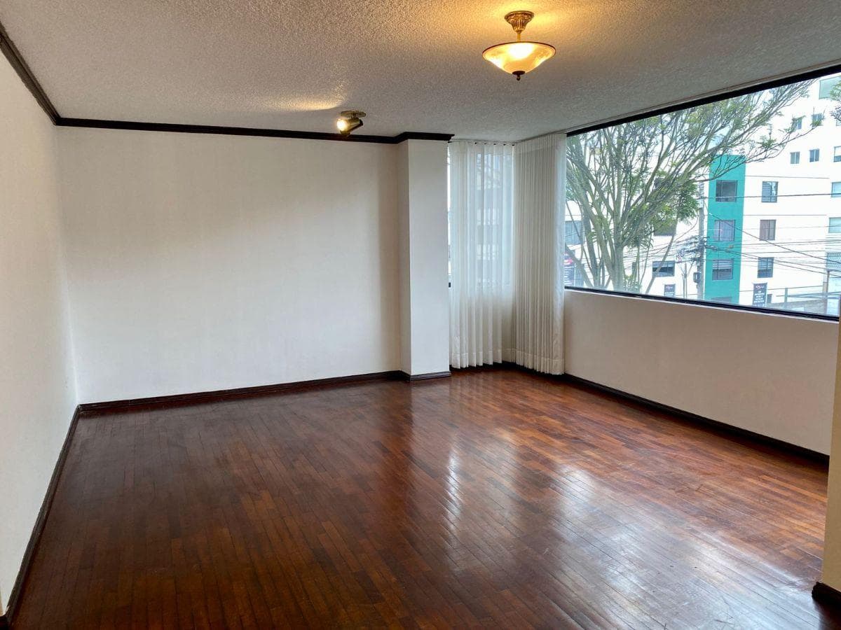 Venta de Departamento de Tres Dorm., Dos Parqueaderos, Sector Solca — imagen 8