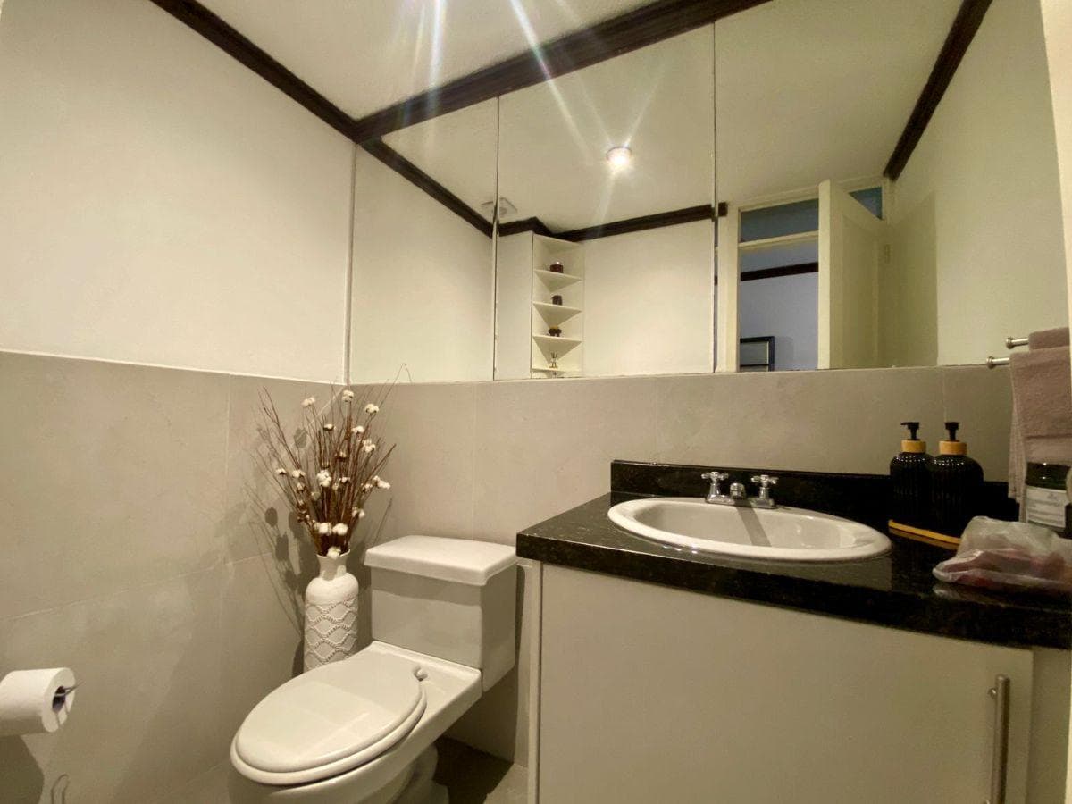 Venta de Departamento de Tres Dorm., Dos Parqueaderos, Sector Solca — imagen 7