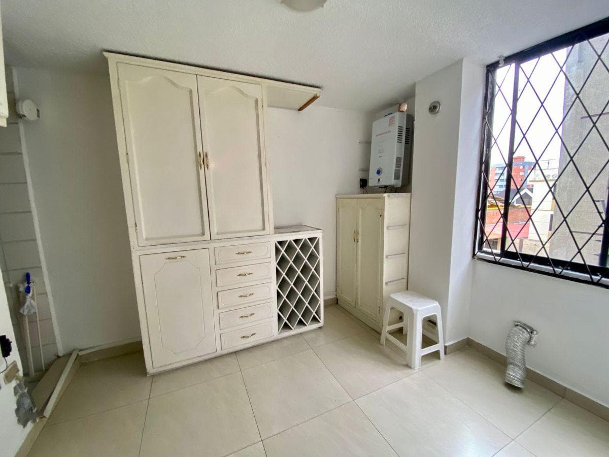 Venta de Departamento de Tres Dorm., Dos Parqueaderos, Sector Solca — imagen 6