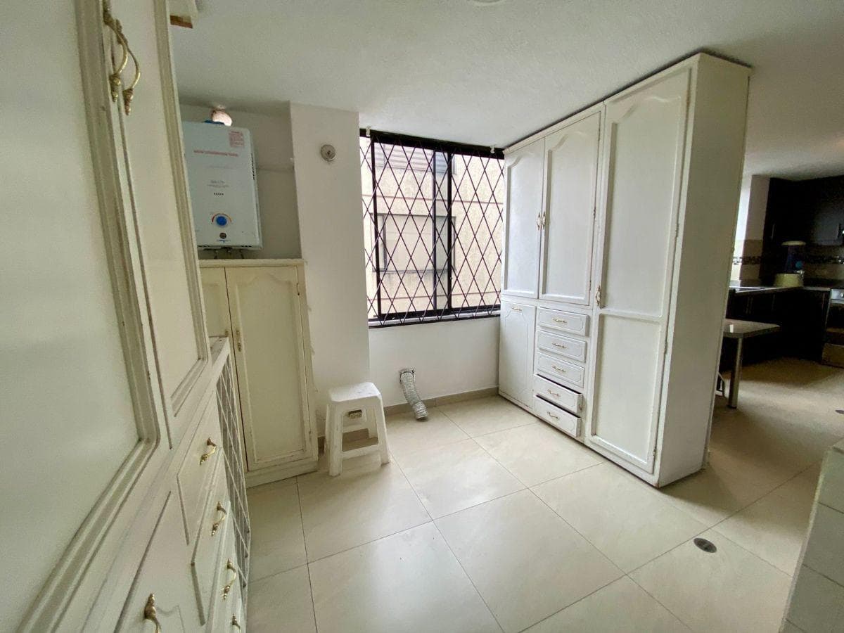 Venta de Departamento de Tres Dorm., Dos Parqueaderos, Sector Solca — imagen 5
