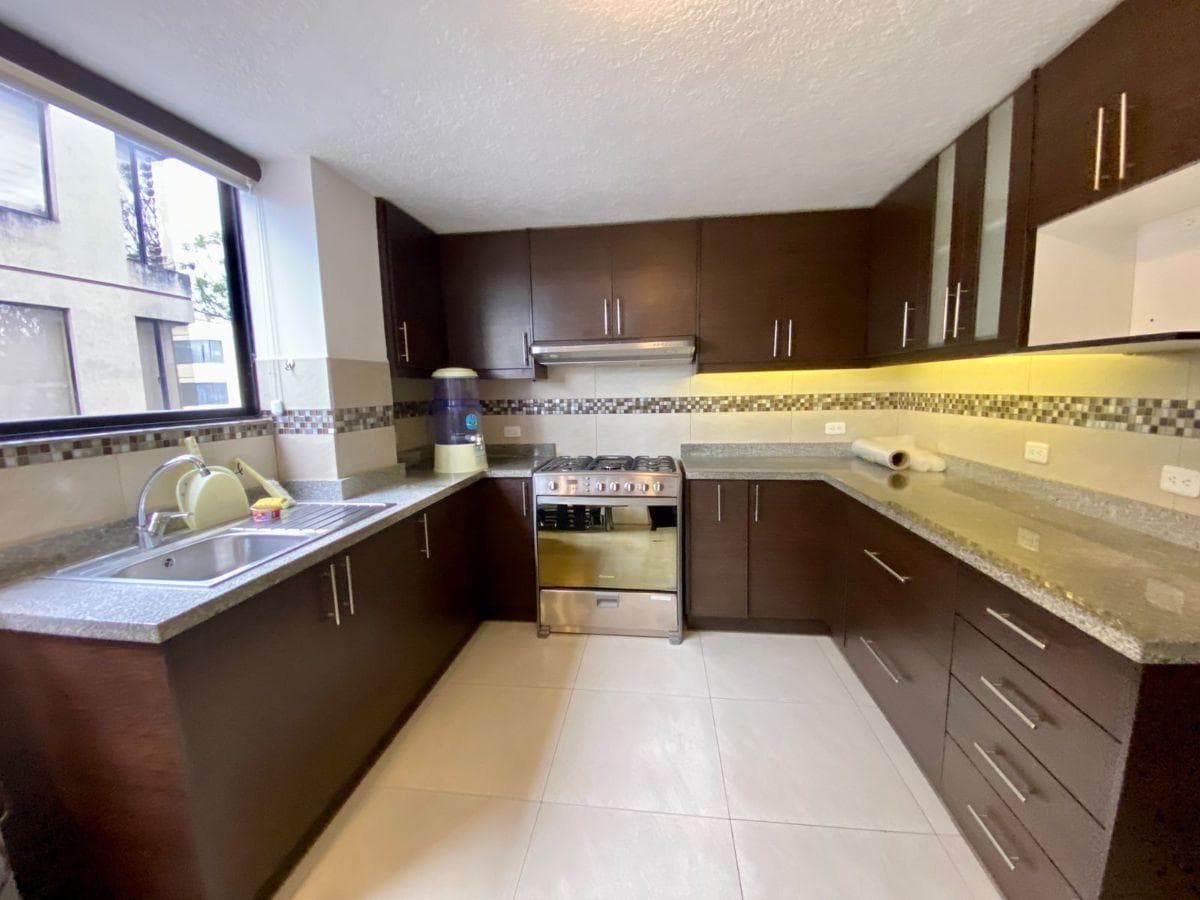Venta de Departamento de Tres Dorm., Dos Parqueaderos, Sector Solca — imagen 4