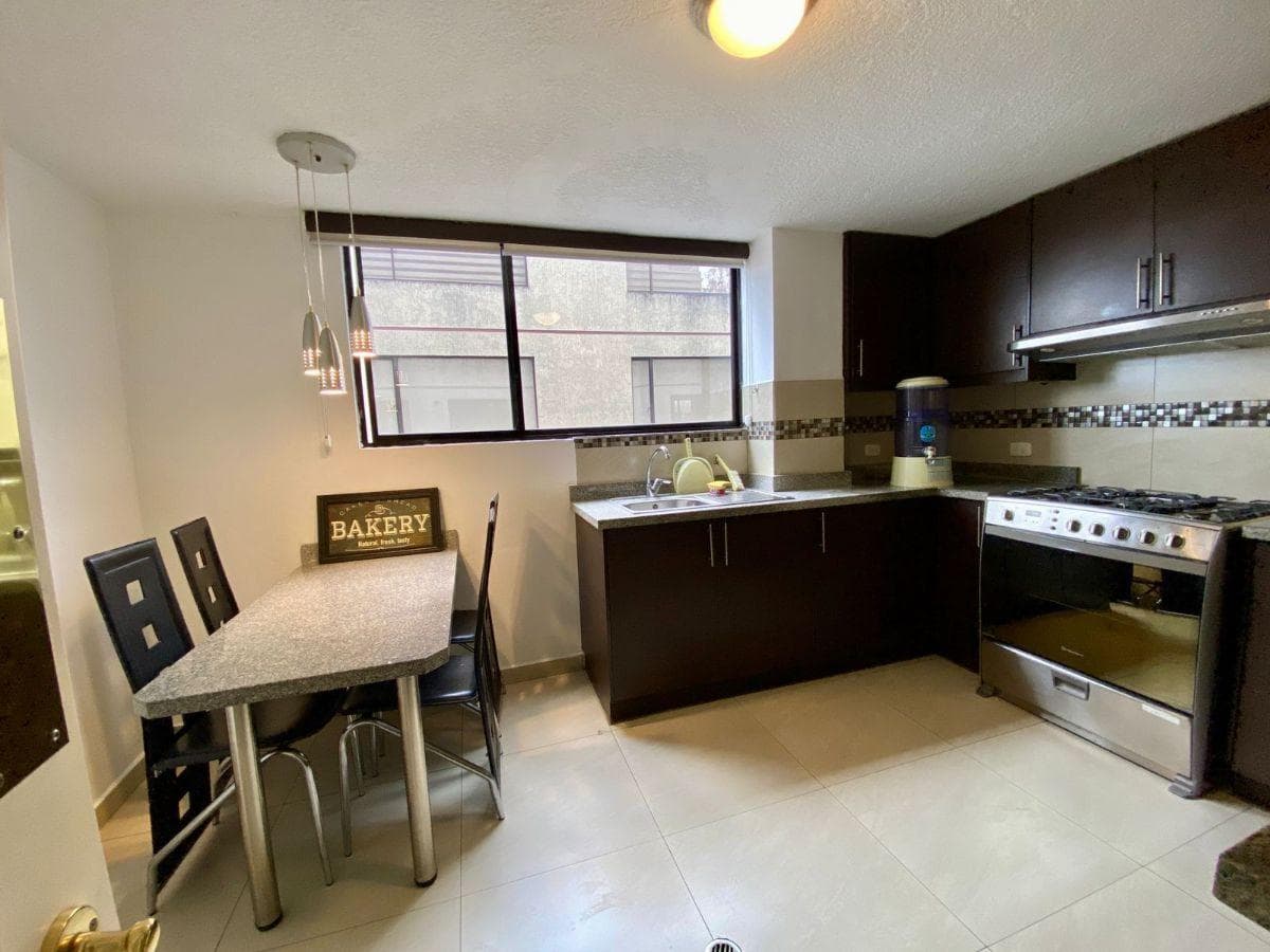 Venta de Departamento de Tres Dorm., Dos Parqueaderos, Sector Solca — imagen 3
