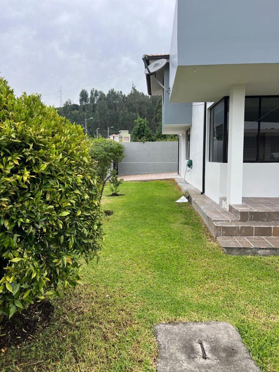 H/ Valle de Los Chillos, Casa de 4 Dorm. y Jardin en Venta. 180.000 Usd — imagen 1