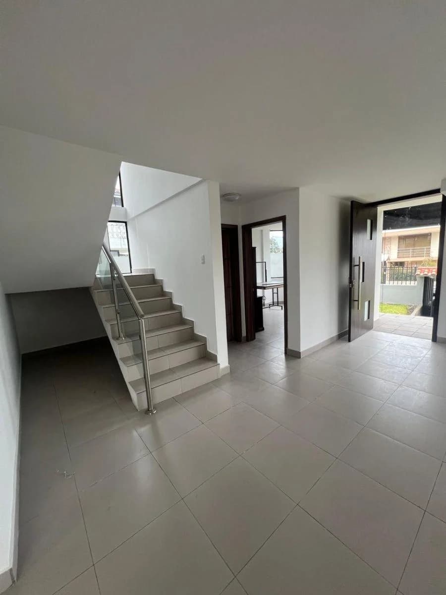 H/ Valle de Los Chillos, Casa de 4 Dorm. y Jardin en Venta. 180.000 Usd — imagen 8