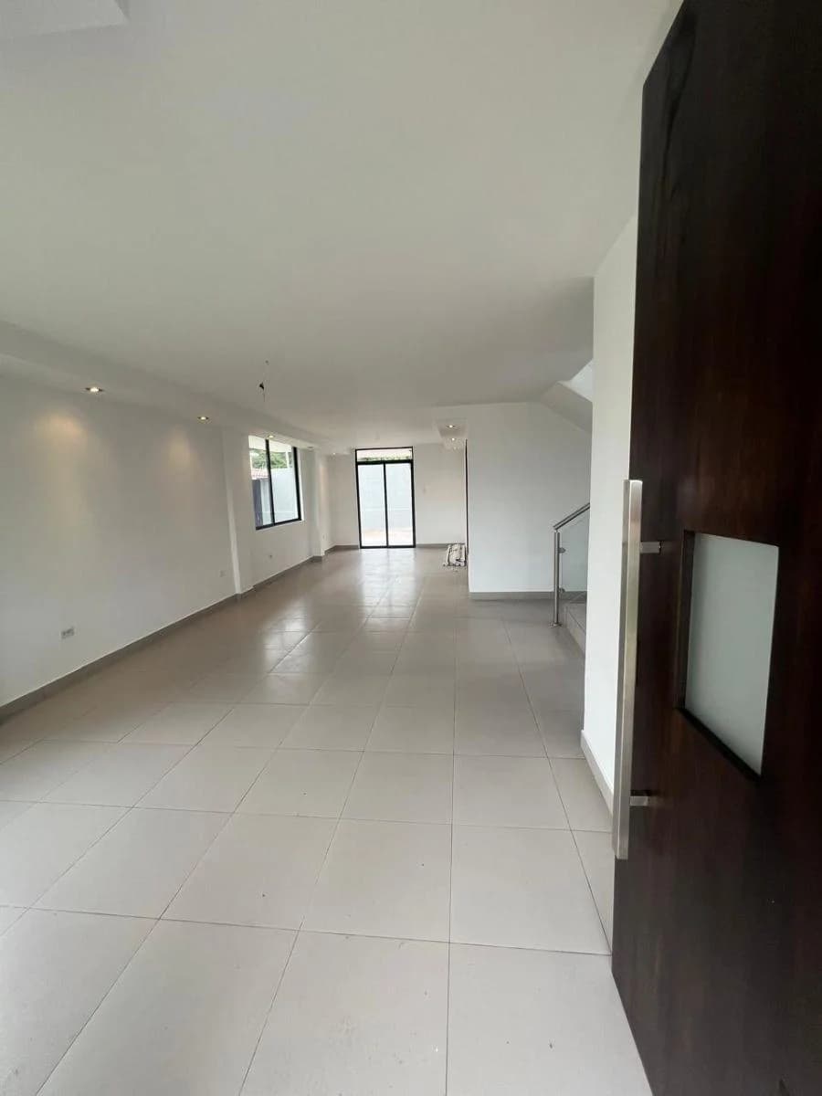 H/ Valle de Los Chillos, Casa de 4 Dorm. y Jardin en Venta. 180.000 Usd — imagen 7