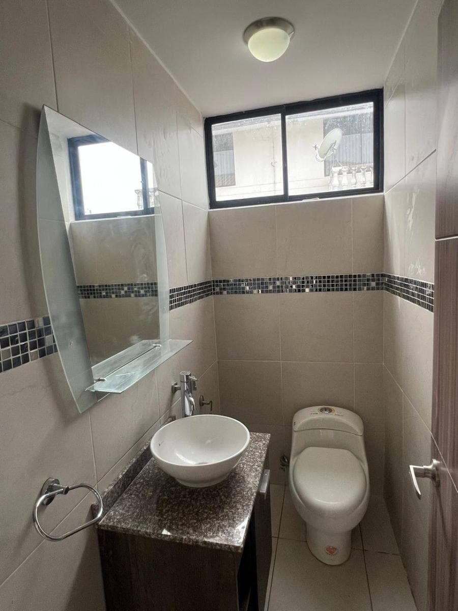 H/ Valle de Los Chillos, Casa de 4 Dorm. y Jardin en Venta. 180.000 Usd — imagen 5
