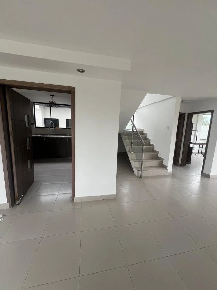 H/ Valle de Los Chillos, Casa de 4 Dorm. y Jardin en Venta. 180.000 Usd — imagen 2