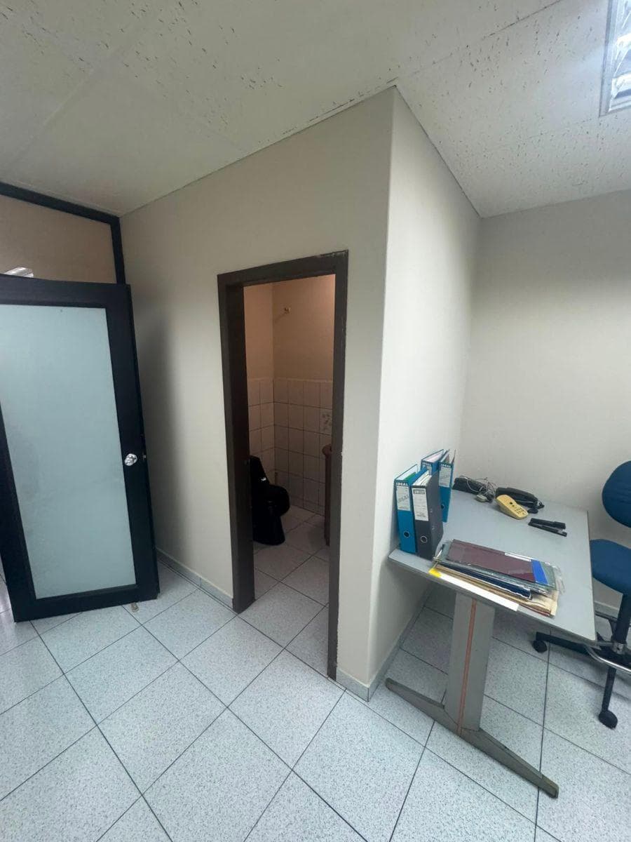 Oficina con Parqueo en Edf. Finec, Centro de Guayaquil - Venta, Guayas — imagen 5