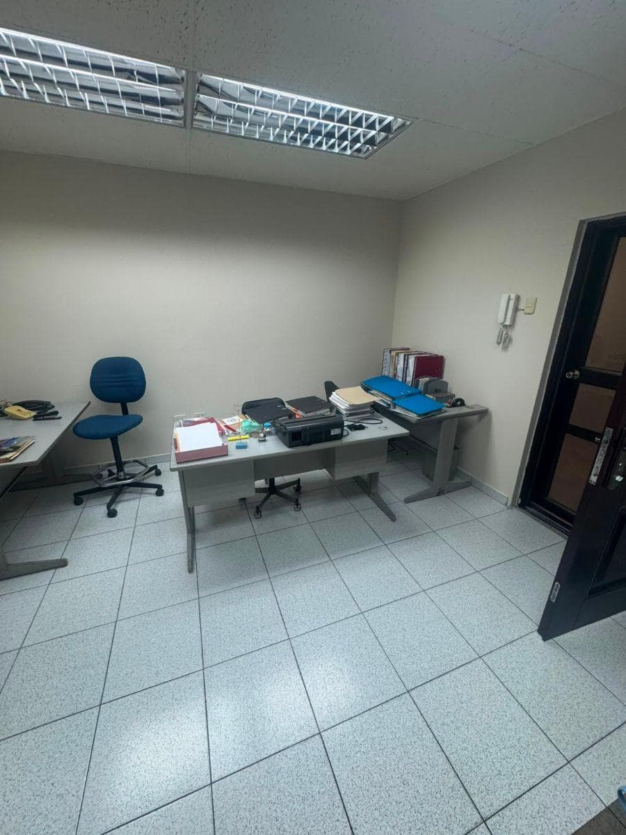 Oficina con Parqueo en Edf. Finec, Centro de Guayaquil - Venta, Guayas — imagen 2